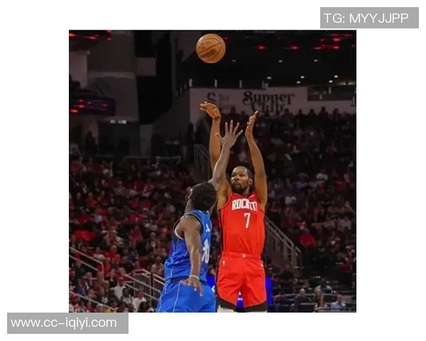 杜兰特表现稳定半场8投5中贡献11分5助攻助力球队争胜